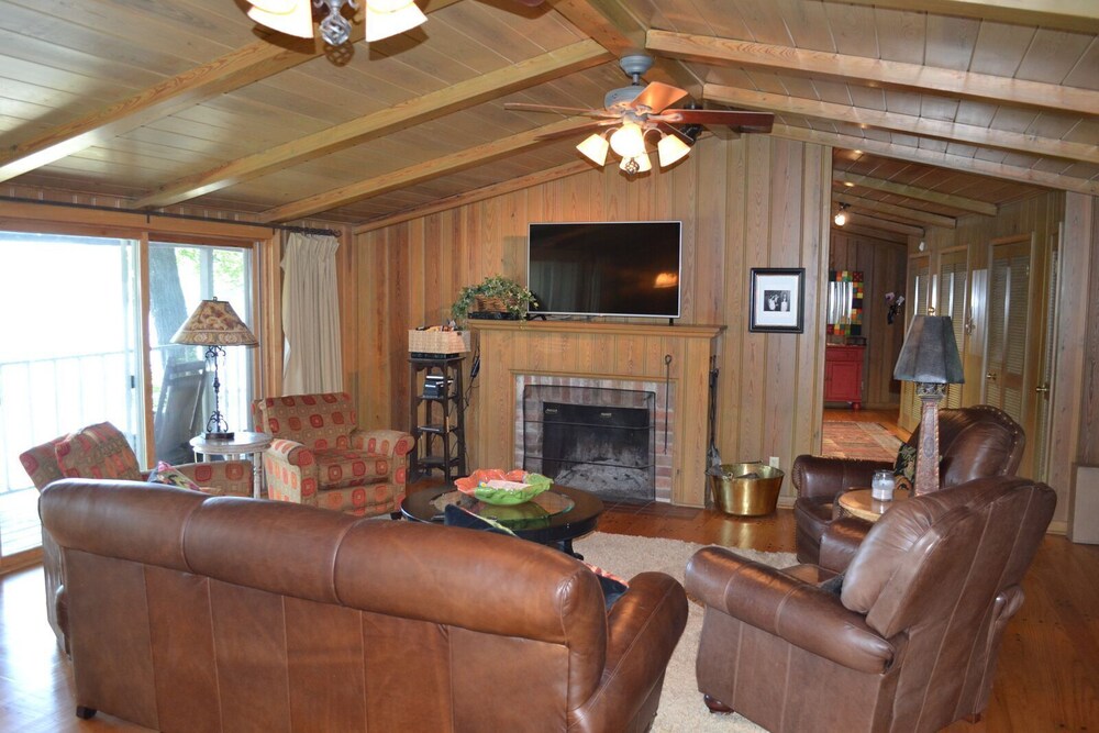 Gorgeous Lodge Style Lake House! Perfect for Family Gatherings!