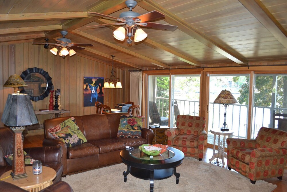 Gorgeous Lodge Style Lake House! Perfect for Family Gatherings!