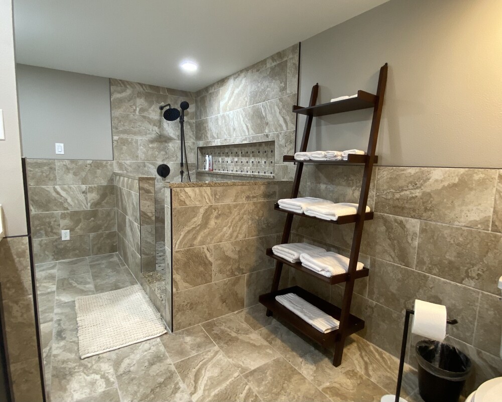 Gorgeous Lodge Style Lake House! Perfect for Family Gatherings!