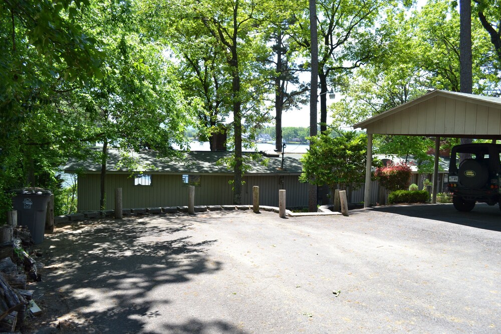 Gorgeous Lodge Style Lake House! Perfect for Family Gatherings!