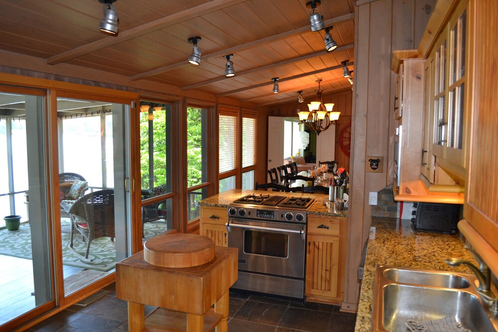 Gorgeous Lodge Style Lake House! Perfect for Family Gatherings!