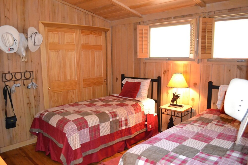 Gorgeous Lodge Style Lake House! Perfect for Family Gatherings!