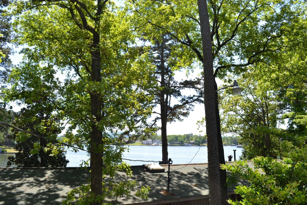 Gorgeous Lodge Style Lake House! Perfect for Family Gatherings!