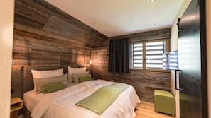 3 bedrooms, premium bedding, minibar, in-room safe