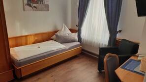 Schreibtisch, Verdunkelungsvorhänge, schallisolierte Zimmer