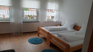 Schreibtisch, Verdunkelungsvorhänge, schallisolierte Zimmer