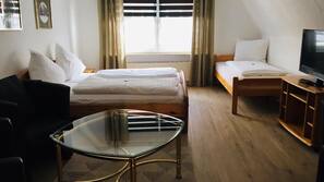Schreibtisch, Verdunkelungsvorhänge, schallisolierte Zimmer