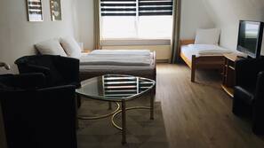 Schreibtisch, Verdunkelungsvorhänge, schallisolierte Zimmer