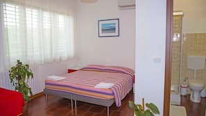 Down duvet, in-room safe, desk, iron/ironing board