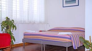 Down duvet, in-room safe, desk, iron/ironing board