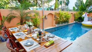 2 outdoor pools