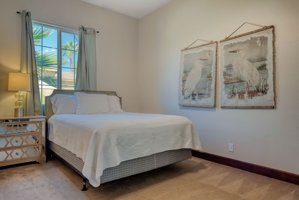 Private Grand Scale Home, Pool & Spa Mountain Views, Gated