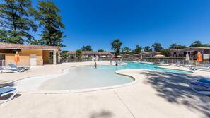 2 piscines extérieures