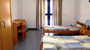 Cortinas opacas, wifi gratis, ropa de cama