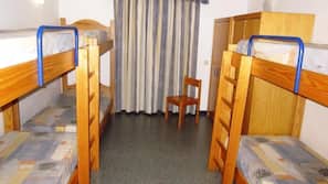Cortinas opacas, wifi gratis, ropa de cama