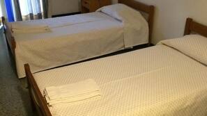 Cortinas opacas, wifi gratis, ropa de cama