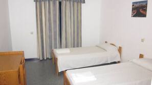 Cortinas opacas, wifi gratis, ropa de cama