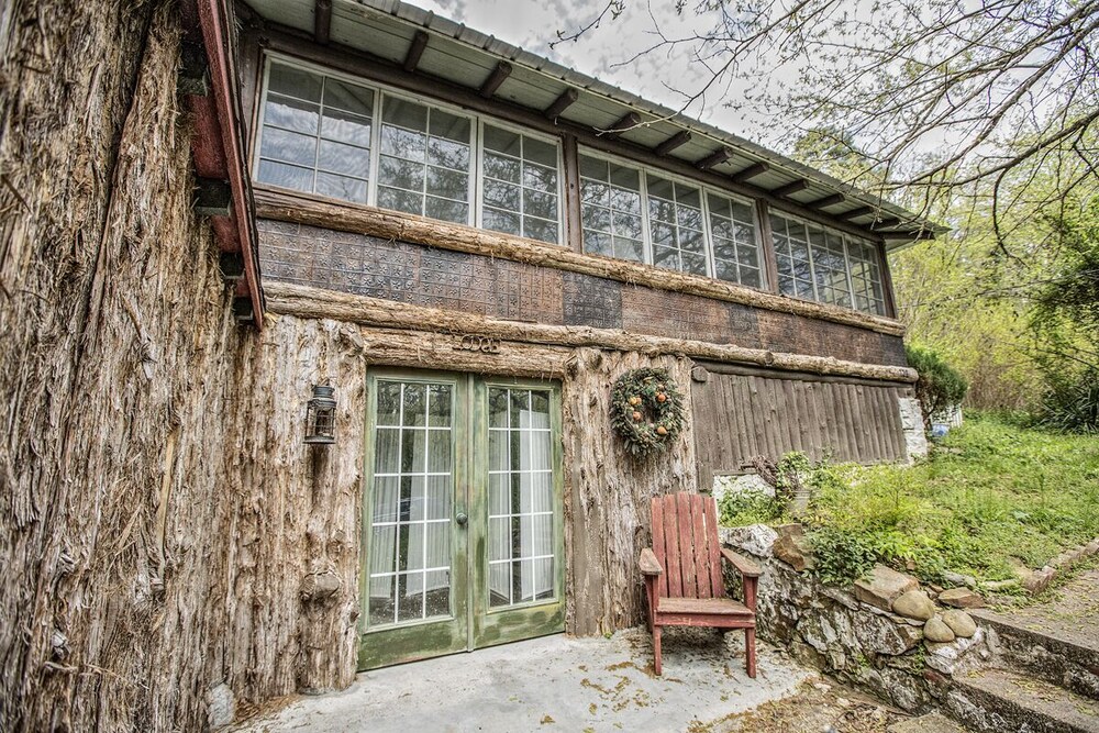 Rustic Renovated Lake Area Log Cabin