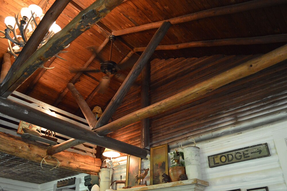 Rustic Renovated Lake Area Log Cabin