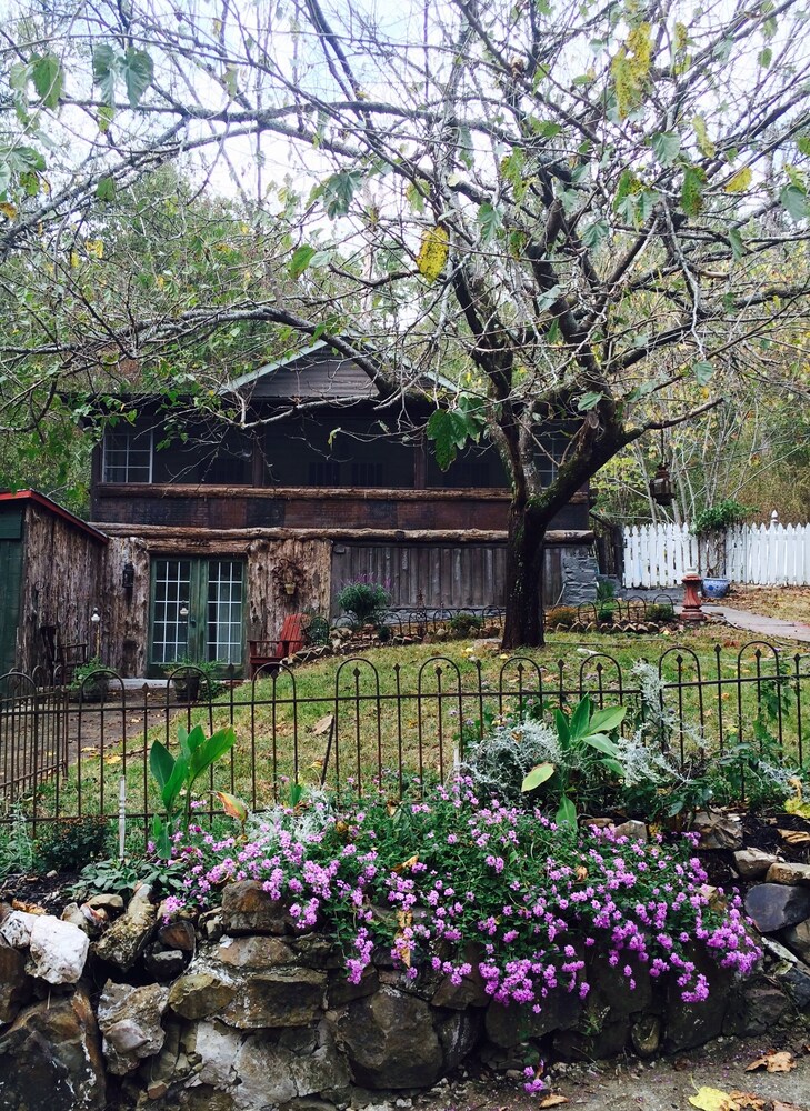 Rustic Renovated Lake Area Log Cabin