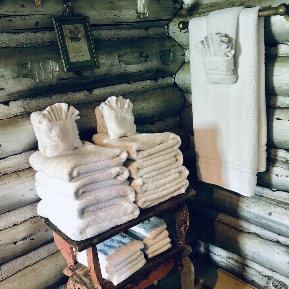 Rustic Renovated Lake Area Log Cabin