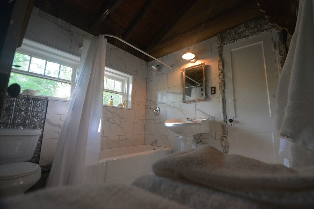 Rustic Renovated Lake Area Log Cabin