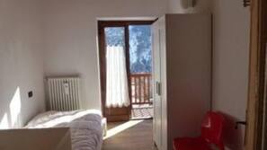 2 bedrooms, iron/ironing board, Internet, linens