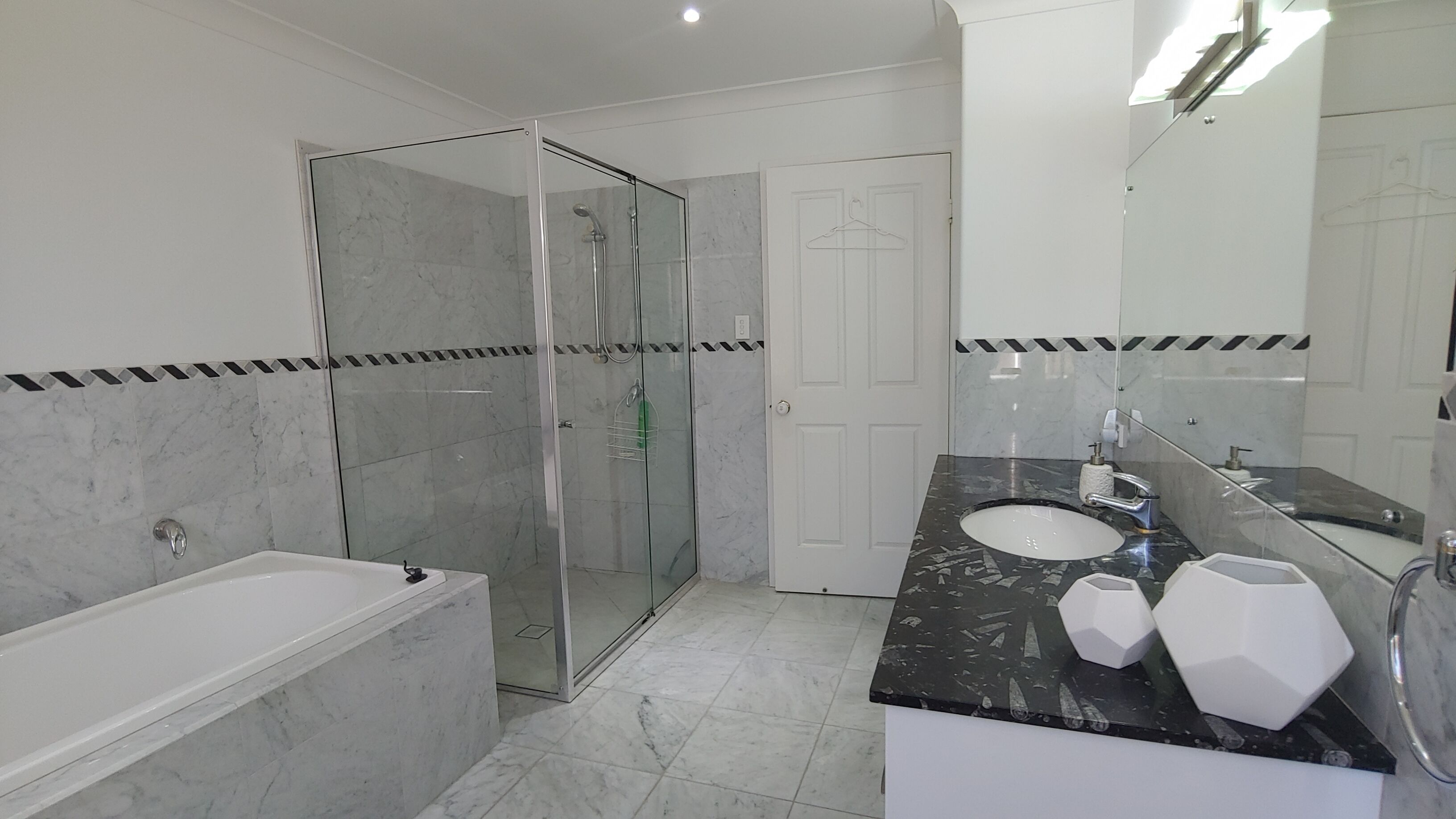 Spacious2 Bedroom Guest Unit, Private Bath and Kitchen on 5 Acres. Free Wifi