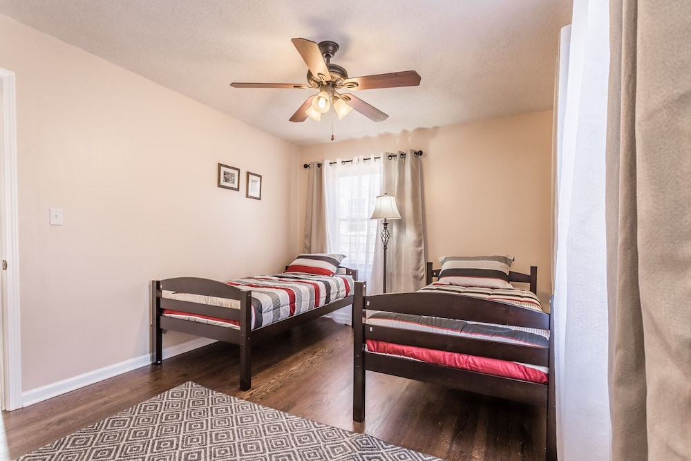 Relaxing and spacious single family in heart of Overland Park