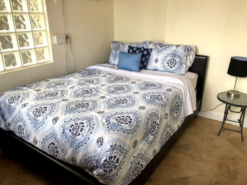 Las Palmas Miami Waterfront Home, Heated Pool, Tiki