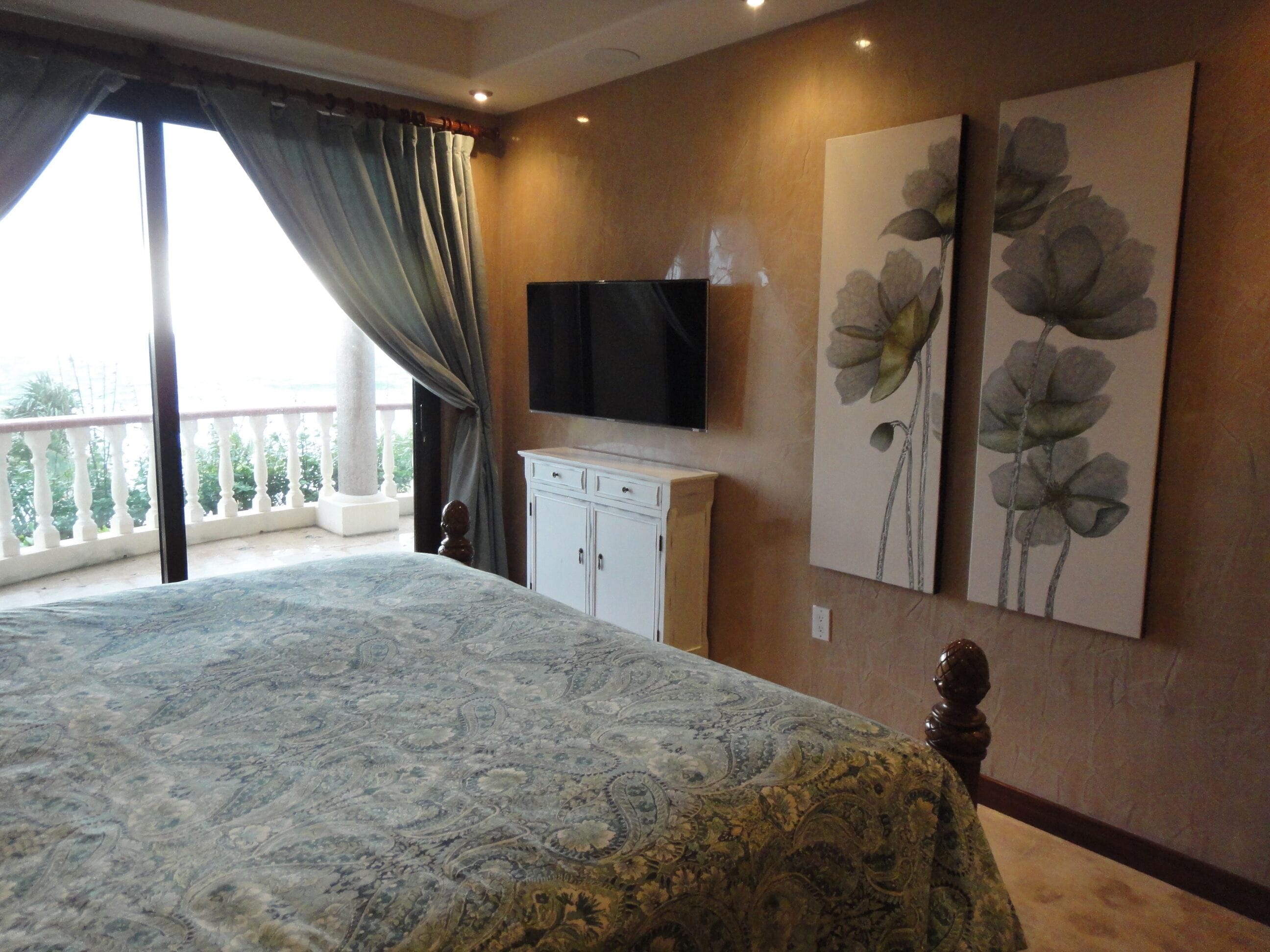 Exclusive Oceanfront Villa on Private Beach in Roatan in Roatan, Honduras