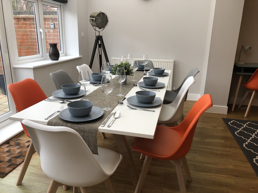 Watercolour House Modern 4 Bed Town In Redhill