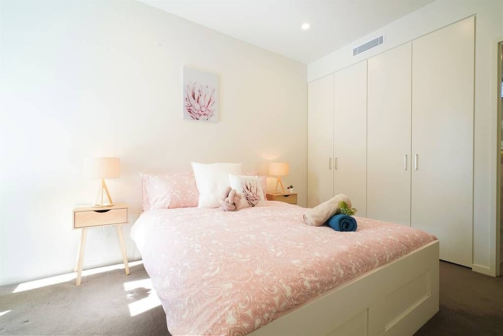 2 BR Unit 10 Mins Cbd, Near Grounds of Alexandria