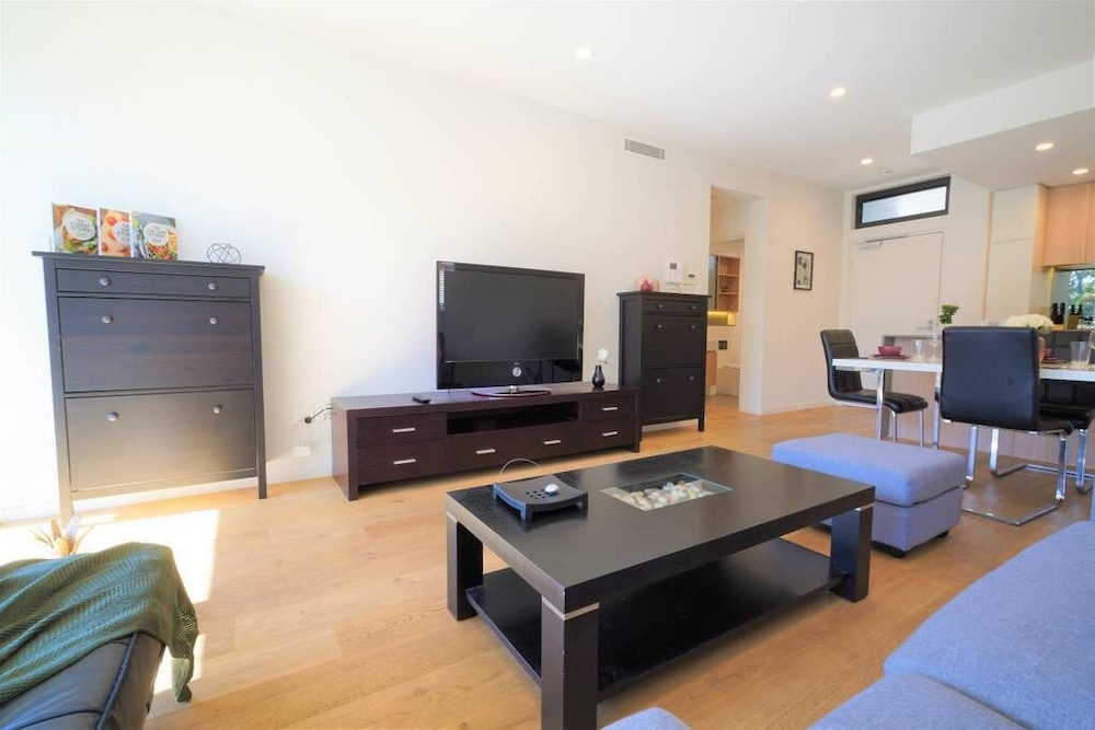 2 BR Unit 10 Mins Cbd, Near Grounds of Alexandria