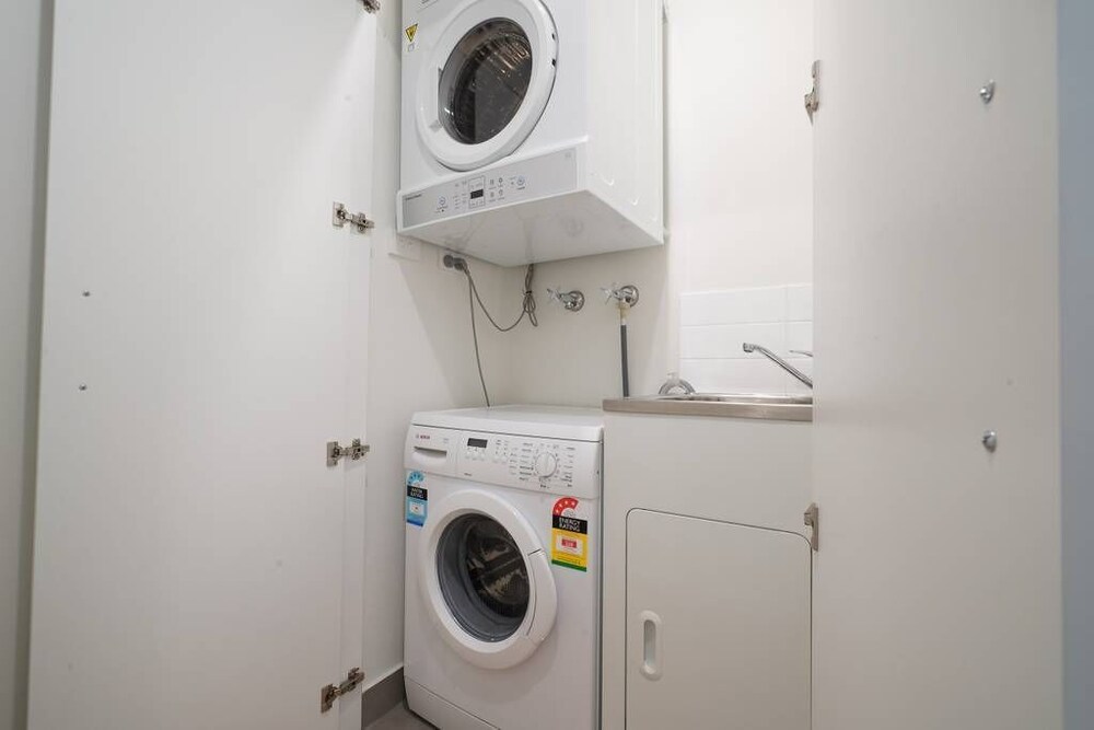 2 BR Unit 10 Mins Cbd, Near Grounds of Alexandria