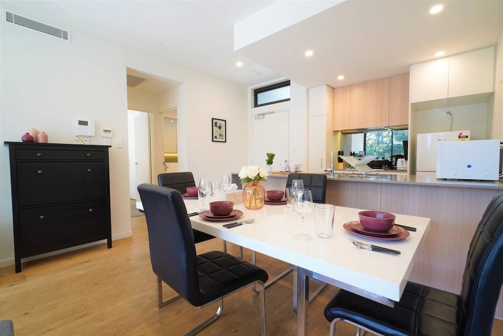 2 BR Unit 10 Mins Cbd, Near Grounds of Alexandria