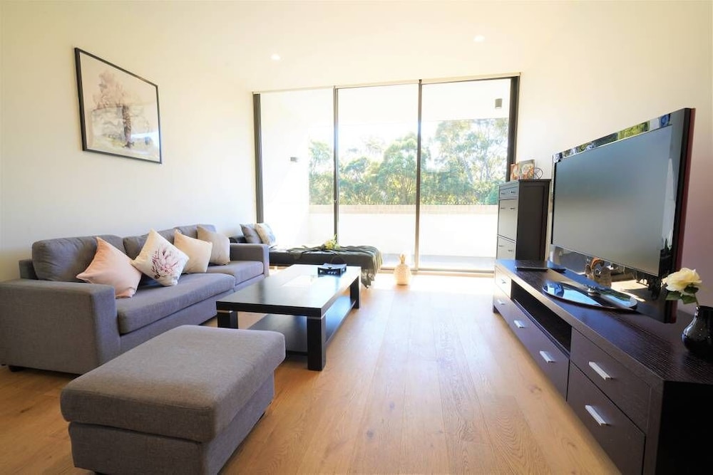 2 BR Unit 10 Mins Cbd, Near Grounds of Alexandria