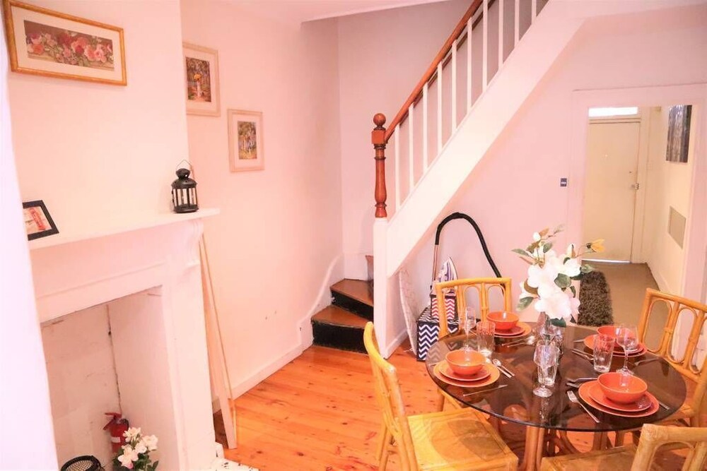 2 BR Cosy Art Terrace Home Near Central Station!