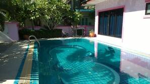 2 kolam renang outdoor