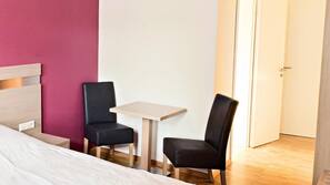 Schreibtisch, schallisolierte Zimmer, kostenloses WLAN, Bettwäsche