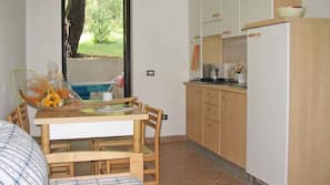 Fridge, oven, hob, cookware/dishes/utensils