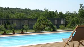 Piscine extérieure (ouverte en saison), parasols de plage