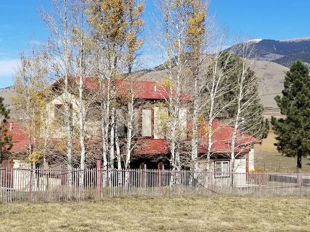 FOUR TOES MOUNTAIN LODGE nestled in the Sangre de Cristo Mtns/Ski/Hike