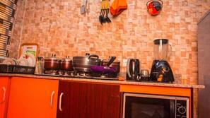 Full-sized fridge, microwave, oven, hob
