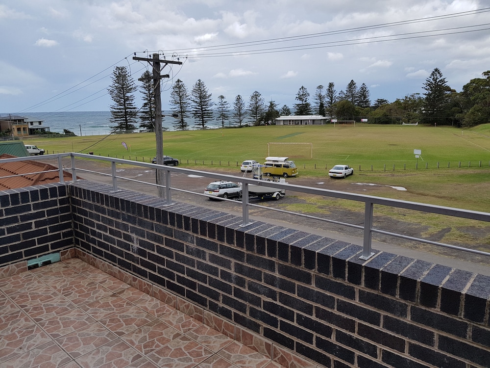 Self contained apartment, ocean view & walk to restaurants, shops, bar & beaches