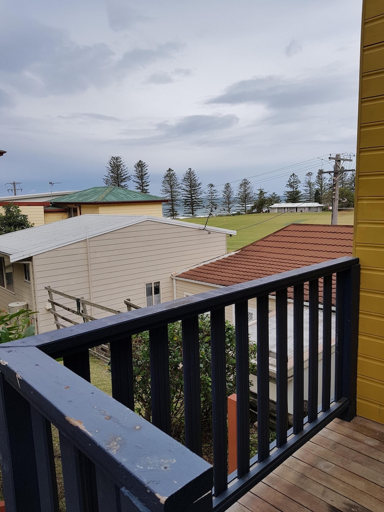 Self contained apartment, ocean view & walk to restaurants, shops, bar & beaches