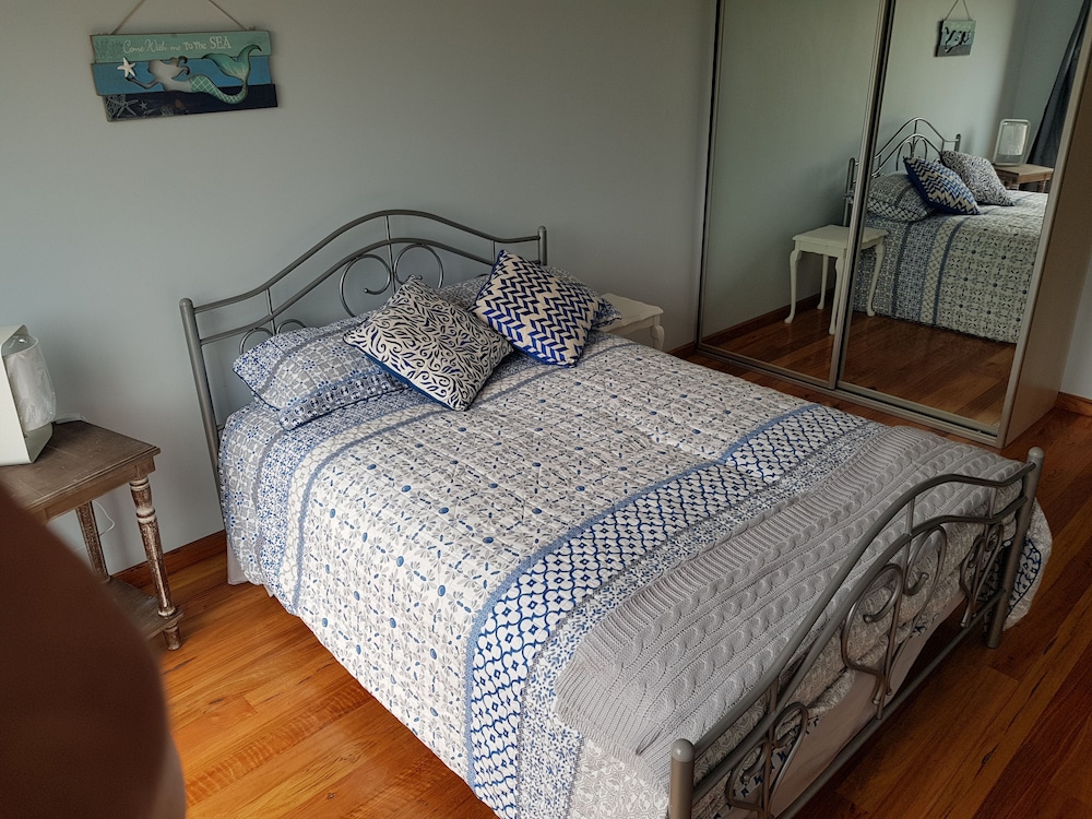 Self contained apartment, ocean view & walk to restaurants, shops, bar & beaches