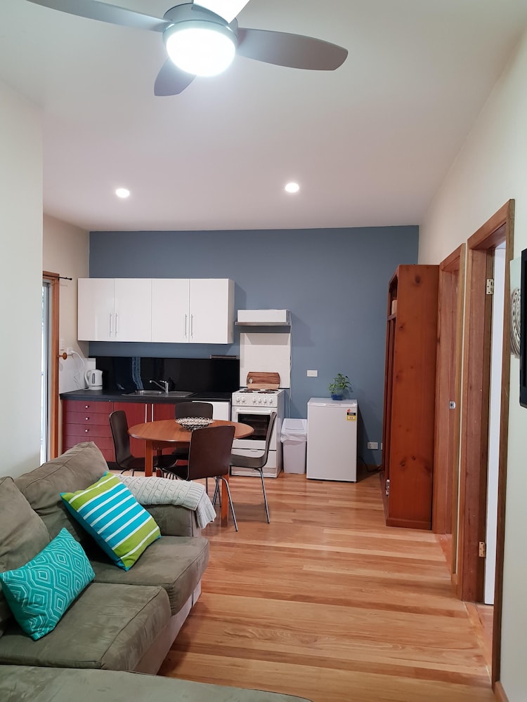 Self contained apartment, ocean view & walk to restaurants, shops, bar & beaches
