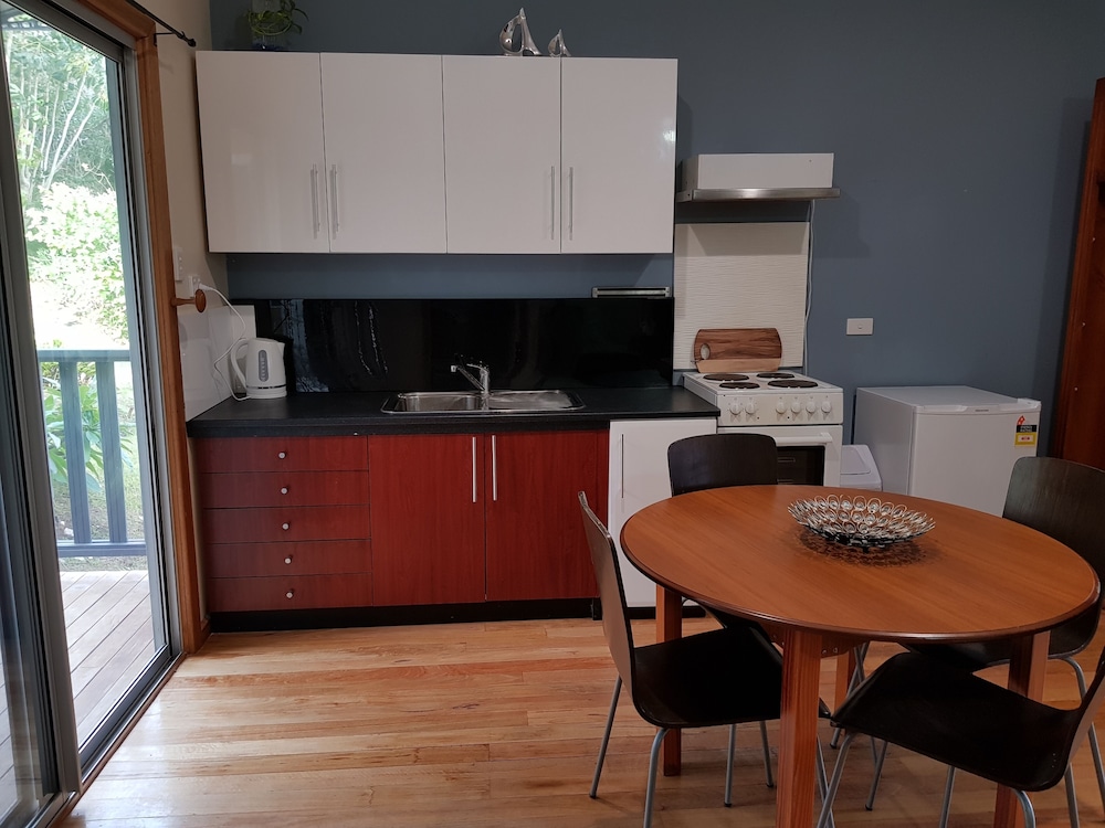Self contained apartment, ocean view & walk to restaurants, shops, bar & beaches