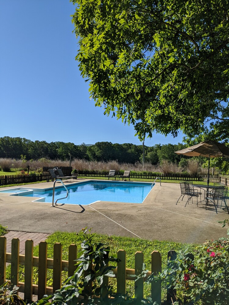 Oak Tree Cottage: Beautiful farm with mountain views.